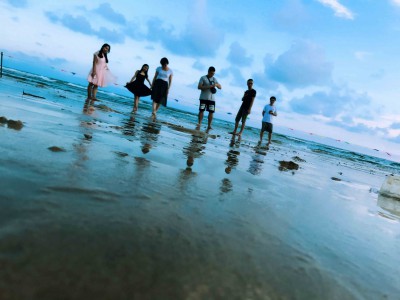 希立：海邊合影